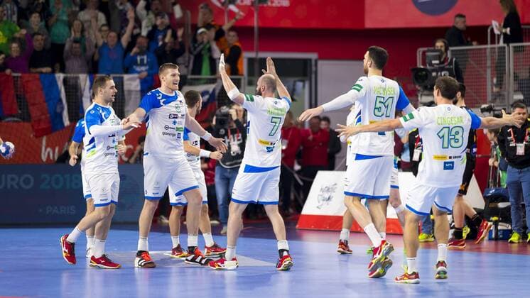 Blaz Blagotinsek (Nr. 3, Slowenien), Gasper Marguc (Nr. 6, Slowenien), Marko Bezjak (Nr. 25, Slowenien) und Miha Zarabec (Nr. 23, Slowenien), Vid Kavticnik (Nr. 7, Slowenien), Borut Mackovsek (Nr. 51, Slowenien) und Darko Cingesar (Nr. 13, Slowenien) freuen sich ueber den Sieg. Slowenien - Spanien, Hauptrunde, Handball, EHF Euro 2018, 23.01.18 Varazdin Varazdin Croatia Arena Varazdin Copyright: xAgentur54Gradx xFelixxKoenigx