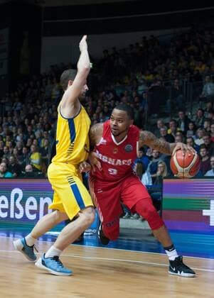 GER, FIBA, Basketball Champions League, Gruppenspiel,EWE Baskets Oldenburg vs AS Monaco 24.02.2018, EWE Arena, Oldenburg, GER, Basketball Champions League,Gruppenspiel, EWE Baskets Oldenburg vs AS Monaco, im Bild Mickey McCONNELL (EWE Baskets Oldenburg 32) D.J. COOPER ( AS Monaco 2 )