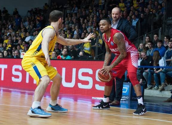 GER, FIBA, Basketball Champions League, Gruppenspiel,EWE Baskets Oldenburg vs AS Monaco 24.02.2018, EWE Arena, Oldenburg, GER, Basketball Champions League,Gruppenspiel, EWE Baskets Oldenburg vs AS Monaco, im Bild Mickey McCONNELL (EWE Baskets Oldenburg 32) D.J. COOPER ( AS Monaco 2 )