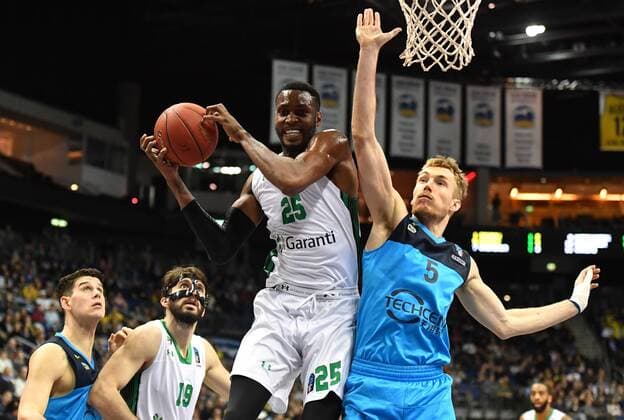 JaJuan Johnson (Darüssafaka Istanbul), macht den rebound, rechts Niels Giffey (ALBA), ALBA Berlin - Darussafaka Istanbul Basketball, Eurocup 2017 2018, 7Days Eurocup, Gruppe E, Round 16, Herren, Männer, Maenner, men, Saison 2017 2018 Berlin, 24.1.2018 Mercedes-Benz Arena
