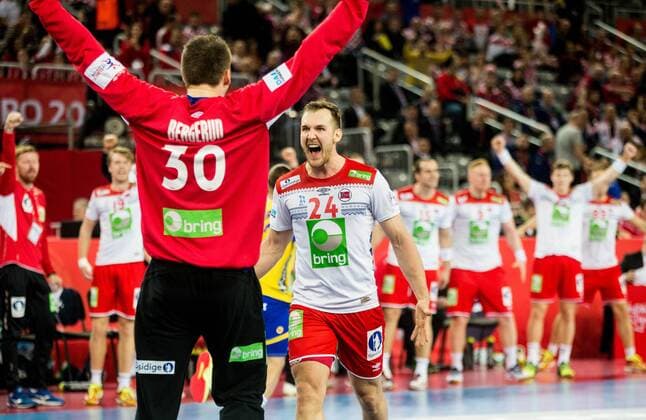 24.01.2018, Arena Zargreb, Zagreb, CRO, EHF EM, Herren, Schweden vs Norwegen, Hauptrunde, Gruppe 1, im Bild Torbjorn S.Bergerud of Norway and Christian OSullivan of Norway celebrate during the main round, group 1 match of the EHF men s Handball European Championship EM Europameisterschaft between Sweden and Norway at the Arena Zargreb in Zagreb, Croatia on 2018 01 24. Zagreb