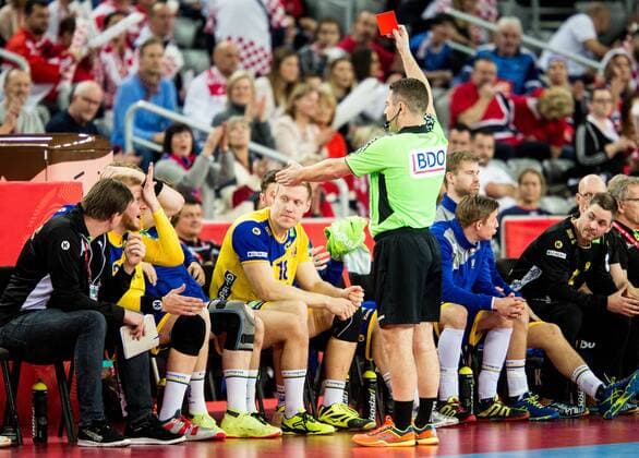24.01.2018, Arena Zargreb, Zagreb, CRO, EHF EM, Herren, Schweden vs Norwegen, Hauptrunde, Gruppe 1, im Bild Red card for Jim Gottfridsson of Sweden during the main round, group 1 match of the EHF men s Handball European Championship EM Europameisterschaft between Sweden and Norway at the Arena Zargreb in Zagreb, Croatia on 2018 01 24. Zagreb