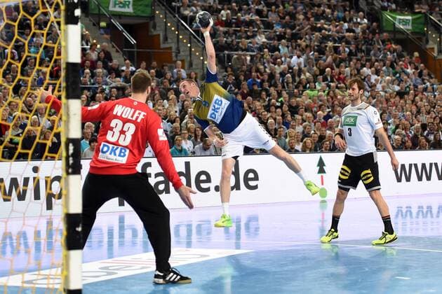 Handball, Herren, 1. Bundesliga, Saison 2017 18, All-Star Spiel, Nationalmannschaft - HBL Weltauswahl, TW Andreas Wolff (Nr. 33, Deutschland), Holger Glandorf (SG Flensburg-Handewitt), Uwe Gensheimer (Nr. 3, Deutschland), 02.02.18, Copyright: xMichaelxHundtx xMatthiasxKochx