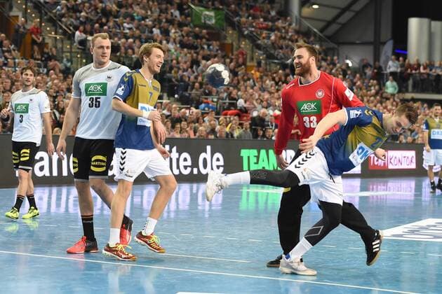 Handball, Herren, 1. Bundesliga, Saison 2017 18, All-Star Spiel, Nationalmannschaft - HBL Weltauswahl, Julius Kühn (Nr. 35, Deutschland), Kristian Björnsen (HSG Wetzlar), TW Andreas Wolff (Nr. 33, Deutschland), Michael Damgaard (SC Magdeburg), 02.02.18, Copyright: xMichaelxHundtx xMatthiasxKochx