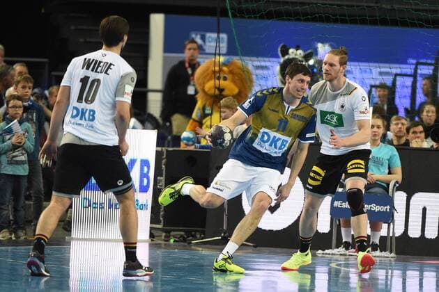 Handball, Herren, 1. Bundesliga, Saison 2017 18, All-Star Spiel, Nationalmannschaft - HBL Weltauswahl, Fabian Wiede (Nr. 10, Deutschland), Kevin Struck (Füchse Berlin), Tobias Reichmann (Nr. 9, Deutschland), 02.02.18, Copyright: xMichaelxHundtx xMatthiasxKochx
