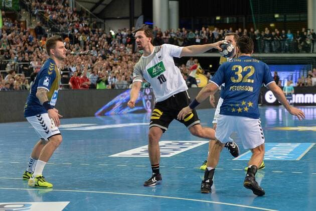 Handball, Herren, 1. Bundesliga, Saison 2017 18, All-Star Spiel, Nationalmannschaft - HBL Weltauswahl, Christoph Theuerkauf (TBV Lemgo), Fabian Wiede (Nr. 10, Deutschland), Alexander Petersson (Rhein-Neckar Löwen), 02.02.18, Copyright: xMichaelxHundtx xMatthiasxKochx