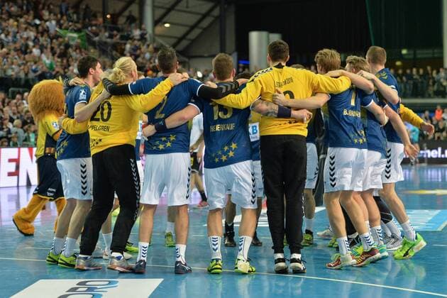 Handball, Herren, 1. Bundesliga, Saison 2017 18, All-Star Spiel, Nationalmannschaft - HBL Weltauswahl, Jubel nach dem Abpfiff, Kevin Struck (Füchse Berlin, li.) jubelt mit den Spielern der HBL-Weltauswahl, 02.02.18, Copyright: xMichaelxHundtx xMatthiasxKochx