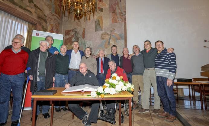 Deutschland, Aschaffenburg, Rathaus, 05.02.2018, Empfang fuer 40 Jahre Handball-Weltmeister von 1978 Bild: Die Handball-Weltmeister von 1978 v. lk. Manfred Hofmann, Jürgen Söhngen, Rudolf Spengler, Manfred Freisler, Gerd Rosendahl, Kurt Klühspies, Vlado Stenzel, Claus Hormel, Heinz Jacobsen, Joachim Deckarm, Heiner Brand, Horst Spengler, Dieter Waltke, Claus Fey und Arnulf Meffle Copyright: HMBxMedia xHeikoxBecker