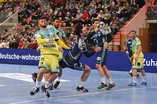 Handball, Herren, EHF-Pokal, Saison 2017 18, Gruppe B, Füchse Berlin - Saint-Raphael Var Handball, Alexander Lynggaard (Nr. 14, Saint-Raphael Var Handball), Fabian Wiede (Nr. 3, Füchse Berlin), Erik Schmidt (Nr. 28, Füchse Berlin), 07.02.18, Copyright: xMatthiasxKochx