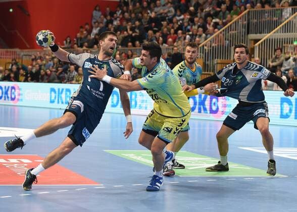 Handball, Herren, EHF-Pokal, Saison 2017 18, Gruppe B, Füchse Berlin - Saint-Raphael Var Handball, Drago Vukovic (Nr. 6, Füchse Berlin), Alexandru Simicu (Nr. 7, Saint-Raphael Var Handball), 07.02.18, Copyright: xMatthiasxKochx