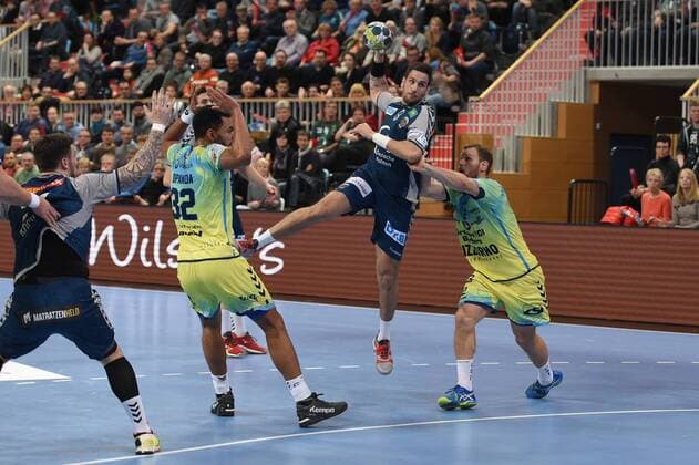 Handball, Herren, EHF-Pokal, Saison 2017 18, Gruppe B, Füchse Berlin - Saint-Raphael Var Handball, Adrien Dipanda (Nr. 32, Saint-Raphael Var Handball), Stipe Mandalinic (Nr. 9, Füchse Berlin), Geoffroy Krantz (Nr. 2, Saint-Raphael Var Handball), 07.02.18, Copyright: xMatthiasxKochx