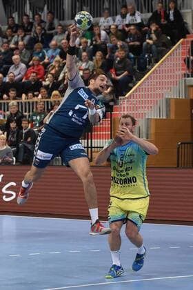 Handball, Herren, EHF-Pokal, Saison 2017 18, Gruppe B, Füchse Berlin - Saint-Raphael Var Handball, Stipe Mandalinic (Nr. 9, Füchse Berlin), Geoffroy Krantz (Nr. 2, Saint-Raphael Var Handball), 07.02.18, Copyright: xMatthiasxKochx