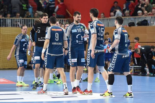Handball, Herren, EHF-Pokal, Saison 2017 18, Gruppe B, Füchse Berlin - Saint-Raphael Var Handball, Enttäuschung nach Abpfiff, Erik Schmidt (Nr. 28, Füchse Berlin), 9 , Jakov Gojun (Nr. 10, Füchse Berlin), Marko Kopliar (Nr. 35, Füchse Berlin), Johan Koch (Nr. 77, Füchse Berlin), 07.02.18, Copyright: xMatthiasxKochx