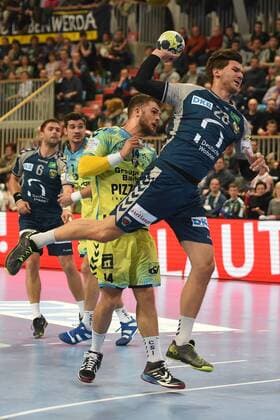 Handball, Herren, EHF-Pokal, Saison 2017 18, Gruppe B, Füchse Berlin - Saint-Raphael Var Handball, Alexander Lynggaard (Nr. 14, Saint-Raphael Var Handball), Erik Schmidt (Nr. 28, Füchse Berlin), 07.02.18, Copyright: xMatthiasxKochx
