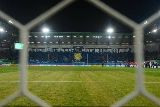 Fußball, Stadiongeschichte SC Paderborn GER, DFB Pokal, Viertelfinale, SC Paderborn 07 vs. FC Bayern München Muenchen 06.02.2018, Benteler Arena, Paderborn, GER, DFB Pokal, Viertelfinale, SC Paderborn 07 vs. FC Bayern München Muenchen im Bild Fans Fanblock Paderborn vor Anpfiff Zuschauer Choreographie