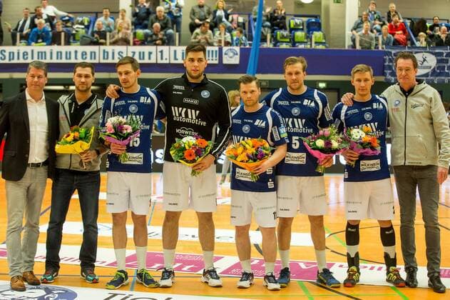 Blumensträuße für die EM-Fahrer v.l. Philipp Tychy (Geschaeftsfuehrer, Bergischer HC), Tomas Babak ( 19, Bergischer HC), Milan Kotrc ( 15, Bergischer HC), Leos Petrovsky ( 6, Bergischer HC), Arnor Thor Gunnarsson ( 11, Bergischer HC), Max Darj ( 5, Bergischer HC), Maximilian Leon Bettin ( 2, Bergischer HC) und Joerg Foeste (kaufmaennischer Leiter, Bergischer HC) Bergischer HC vs. Eintracht Hildesheim, Handball, 2. Bundesliga, 10.02.18 Solingen NRW Deutschland Klingenhalle