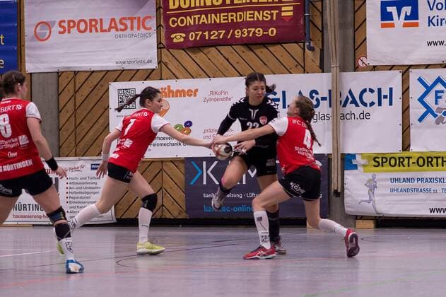 Simona Cipaian 22 (FSG Mainz 05 Budenheim), Lisa Wieder 07 (TG Nuertingen), Nina Fischer 04 (TG Nuertingen), Zweikampf, Dynamik, TG Nuertingen gegen FSG Mainz Budenheim, Handball, 2. Bundesliga, Damen, Saison 2017 2018, 10.02.2018, Nuertingen Copyright: xWoernx xEibner-Pressefotox EP_nwn