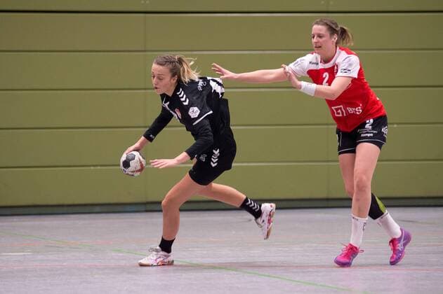 Alexandra Tinti 19 (FSG Mainz 05 Budenheim), Zweikampf, Dynamik, Denise Kubicke 02 (TG Nuertingen), Verteidigung, TG Nuertingen gegen FSG Mainz Budenheim, Handball, 2. Bundesliga, Damen, Saison 2017 2018, 10.02.2018, Nuertingen Copyright: xWoernx xEibner-Pressefotox EP_nwn