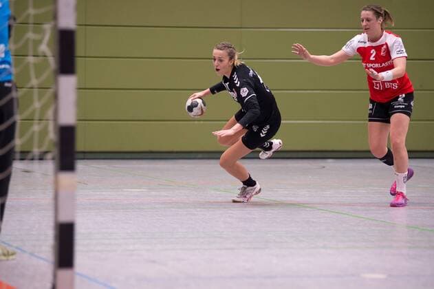 Alexandra Tinti 19 (FSG Mainz 05 Budenheim), Denise Kubicke 02 (TG Nuertingen), Zweikampf, Dynamik, TG Nuertingen gegen FSG Mainz Budenheim, Handball, 2. Bundesliga, Damen, Saison 2017 2018, 10.02.2018, Nuertingen Copyright: xWoernx xEibner-Pressefotox EP_nwn