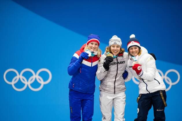PyeongChang 2018, Biathlon, 7,5km Sprint Damen, Siegerehrung, Laura Dahlmeier bekommt ihre Goldmedaille 180211 Marte Olsbu of Norway, Silver, Laura Dahlmeier of Germany, Gold, and Veronika Vitkova of Czech Republic, Bronze, at the medal ceremony for the Women s Skiathlon during day two of the 2018 Winter Olympics on February 11, 2018 in Pyeongchang. Photo: Jon Olav Nesvold BILDBYRAN kod JE 160153 Copyright: JONxOLAVxNESVOLD BB180211BB201