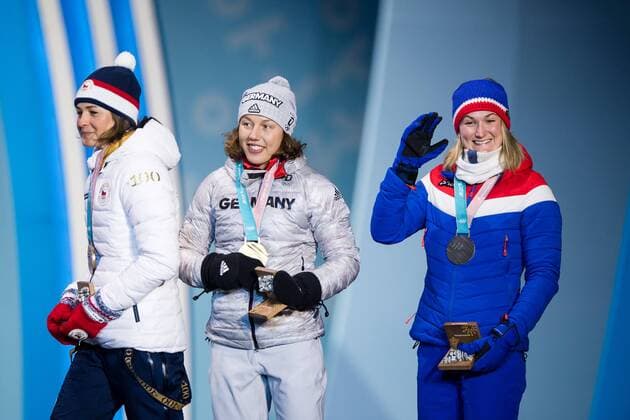 PyeongChang 2018, Biathlon, 7,5km Sprint Damen, Siegerehrung, Laura Dahlmeier bekommt ihre Goldmedaille 180211 Marte Olsbu of Norway, Silver, Laura Dahlmeier of Germany, Gold, and Veronika Vitkova of Czech Republic, Bronze, at the medal ceremony for the Women s Skiathlon during day two of the 2018 Winter Olympics on February 11, 2018 in Pyeongchang. Photo: Jon Olav Nesvold BILDBYRAN kod JE 160153 Copyright: JONxOLAVxNESVOLD BB180211BB203