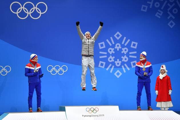 v.li: Johann Andre FORFANG (NOR), 2. Platz, Silber, Silbermedaille, Silbermedaillengewinner, Andreas WELLINGER (GER), 1m- Robert JOHANSSON (NOR), 3. Platz, Bronze, Bronzemedaille, Bronzemedaillengewinner, mit Medaille, Siegerehrung, Medals Victory Ceremony, Olympic Medals Plaza, am 11.02.2018, Ski jumping Skispringen Ski nordisch Normal Hill Men, Skispringen, Normalschanze, Olympische Winterspiele 2018, vom 09.02. - 25.02.2018 in PyeongChang Suedkorea.