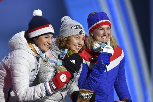 Laura DAHLMEIER (GER), Olympiasiegerin, 1. Platz, Goldmedaillengewinnerin, Gold, Goldmedaille, Olympiasiegerin, Jubel, Freude, Begeisterung, li: Veronika VITKOVA (CZE), 3. Platz, Bronze, Bronzemedaille, Bronzemedaillengewinnerin, re: Marte OLSBU (NOR), 2. Platz, Silber, Silbermedaille, Silbermedaillengewinnerin, Siegerehrung, Medals Victory Ceremony, Olympic Medals Plaza, am 11.02.2018, Biathlon, Women s 7,5 km Sprint, Sprint der Frauen. Olympische Winterspiele 2018, vom 09.02. - 25.02.2018 in PyeongChang Suedkorea. Â