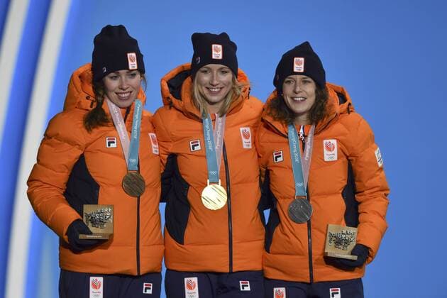 von links: Antoinette JONG, NED, 3. Platz, Bronze, Bronzemedaille, Bronzemedaillengewinnerin, Carlijn ACHTEREEKTE, NED, 1. Platz, Goldmedaillengewinnerin, Gold, Goldmedaille, Olympiasiegerin, Ireen WUST, Wuest, Wüst, NED, 2. Platz, Silber, Silbermedaille, Silbermedaillengewinnerin, Siegerehrung, Medals Victory Ceremony, Olympic Medals Plaza, am 11.02.2018, Eissschnelllaufen, 3000m Speed skating Eisschnelllauf Ladies, Frauen, . Olympische Winterspiele 2018, vom 09.02. - 25.02.2018 in PyeongChang Suedkorea. Â