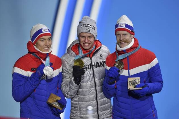 v.li: Johann Andre FORFANG (NOR), 2. Platz, Silber, Silbermedaille, Silbermedaillengewinner, Andreas WELLINGER (GER), 1. Platz, Goldmedaillengewinner, Gold, Goldmedaille, Olympiasieger, Robert JOHANSSON (NOR), 3. Platz, Bronze, Bronzemedaille, Bronzemedaillengewinner, mit Medaille, Siegerehrung, Medals Victory Ceremony, Olympic Medals Plaza, am 11.02.2018, Ski jumping Skispringen Ski nordisch Normal Hill Men, Skispringen, Normalschanze, Olympische Winterspiele 2018, vom 09.02. - 25.02.2018 in PyeongChang Suedkorea. Â