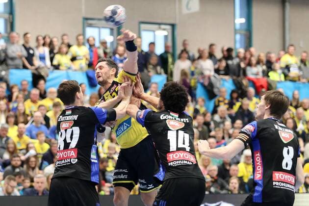 v.li.: Dmitry Zhitnikov (Szeged, 89), Alexander Petersson (RNL, 32), Thiagus Petrus Goncalves Dos Santos (Szeged, 14), Jonas Källman (Szeged, 8), Zweikampf, Duell, duel, tackle, tackling, Dynamik, Action, Aktion, Handball, Champions League, Rhein-Neckar Löwen - MOL Pick Szeged,