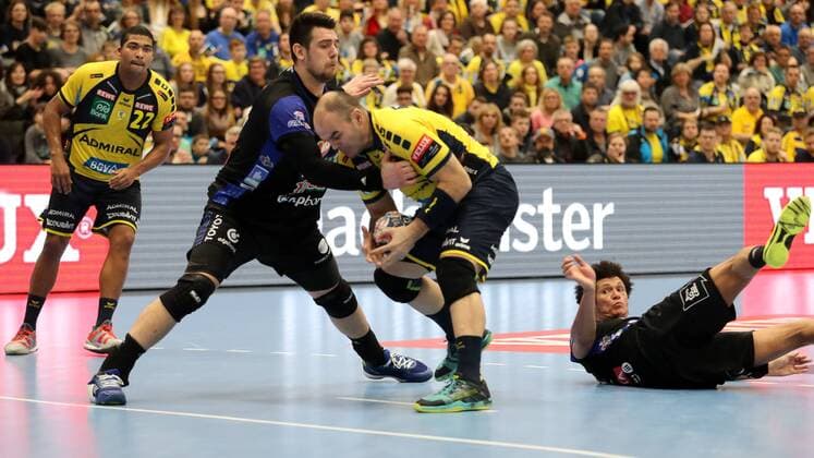 v.li.: Bence Banhidi (Szeged, 27), Rafael Baena Gonzalez (RNL, 16), Zweikampf, Duell, duel, tackle, tackling, Dynamik, Action, Aktion, Handball, Champions League, Rhein-Neckar Löwen - MOL Pick Szeged,