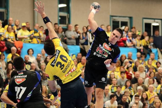 v.li.: Gedeon Guardiola (RNL, 30) kann den Wurf von Richard Bodo (Szeged, 9) nicht blocken, Sprungwurf, beim Sprungwurf, Action, Aktion, Handball, Champions League, Rhein-Neckar Löwen - MOL Pick Szeged,