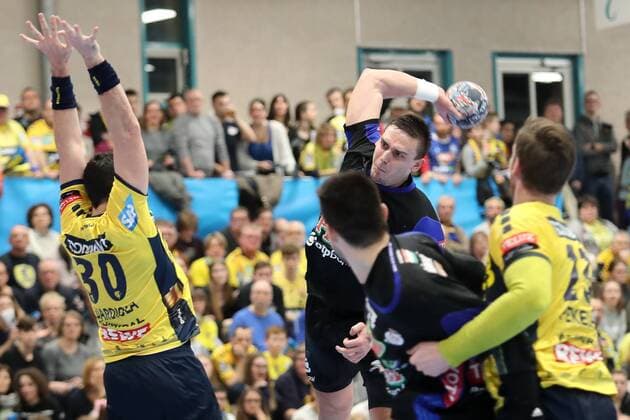 v.li.: Gedeon Guardiola (RNL, 30) kann den Wurf von Richard Bodo (Szeged, 9) nicht blocken, Sprungwurf, beim Sprungwurf, Action, Aktion, Handball, Champions League, Rhein-Neckar Löwen - MOL Pick Szeged,