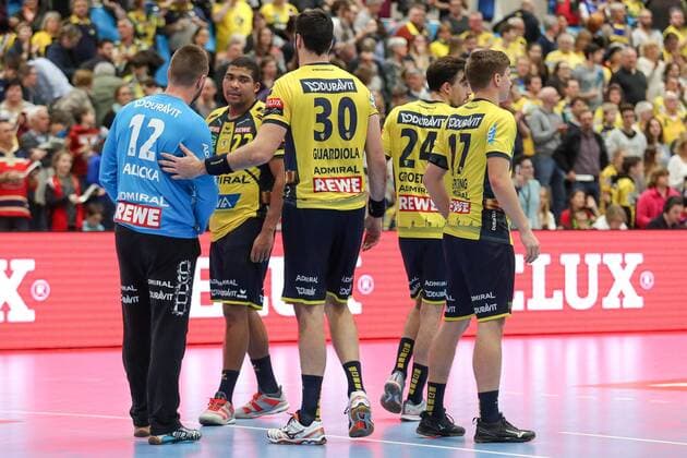 Spieler der Rhein-Neckar-Löwen, enttäuscht über die Niederlage, Enttäuschung nach dem Schlusspfiff, Verlierer, verloren, Frustration, disappointed, pessimistisch, Handball, Champions League, Rhein-Neckar Löwen - MOL Pick Szeged,