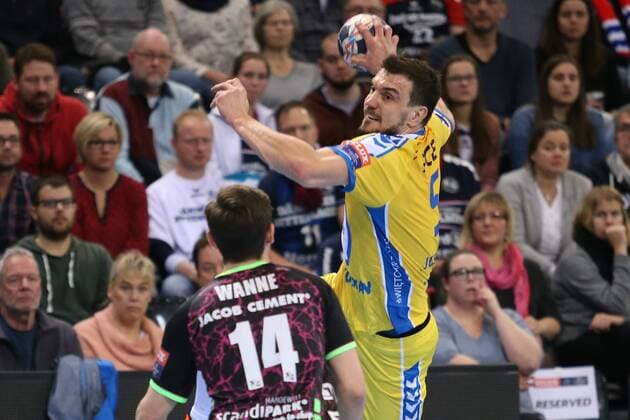 SG Flensburg-Handewitt - PGE Vive Kielce, EHF Champions League; Flensburg, 11.02.18 Flensburg, 11.02.18, Handball, VELUX EHF Champions League, Saison 2017 2018, Gruppenphase, SG Flensburg-Handewitt - PGE Vive Kielce : Michal Jurecki (KS Kielce, 05), Hampus Wanne (SG Flensburg-Handewitt, 14)