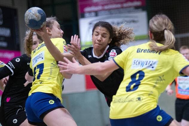 Delaila Amega 05 (TuS Metzingen 2), Zweikampf, Dynamik, setzt sich durch, TuS Metzingen 2 gegen SV Allensbach, Handball, 3. Bundesliga Staffel Sued, Damen, Saison 2017 2018, 11.02.2018, Metzingen Copyright: xEIBNER NicolasxWoernx EP_NWN