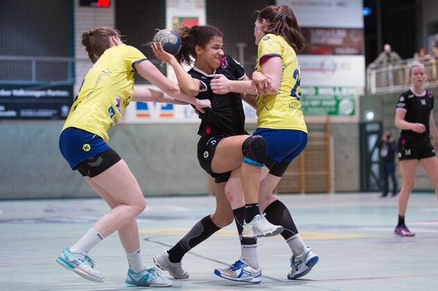 Delaila Amega 05 (TuS Metzingen 2), Zweikampf, Dynamik, setzt sich durch, TuS Metzingen 2 gegen SV Allensbach, Handball, 3. Bundesliga Staffel Sued, Damen, Saison 2017 2018, 11.02.2018, Metzingen Copyright: xEIBNER NicolasxWoernx EP_NWN