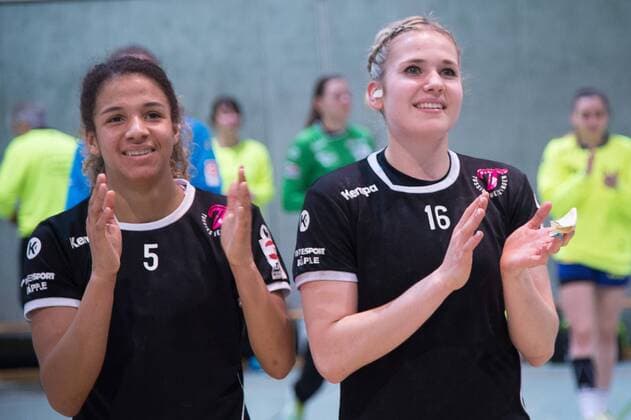 Delaila Amega 05 (TuS Metzingen 2), Annika Ingenpass 16 (TuS Metzingen 2), Emotionen, Jubel, Sieg, TuS Metzingen 2 gegen SV Allensbach, Handball, 3. Bundesliga Staffel Sued, Damen, Saison 2017 2018, 11.02.2018, Metzingen Copyright: xEIBNER NicolasxWoernx EP_NWN