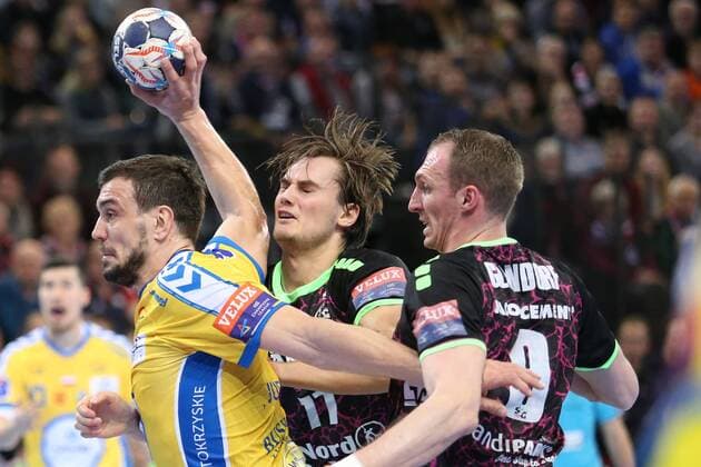 Flensburg, 11.02.18, Handball, VELUX EHF Champions League, Saison 2017 2018, Gruppenphase, SG Flensburg-Handewitt - PGE Vive Kielce : Michal Jurecki (KS Kielce, 05), Magnus Roed (SG Flensburg-Handewitt, 77), Holger Glandorf (SG Flensburg-Handewitt, 09) Flensburg Schleswig-Holstein Deustchland Flens-Arena Copyright: xAgentur54Gradx xSpeedphotosx