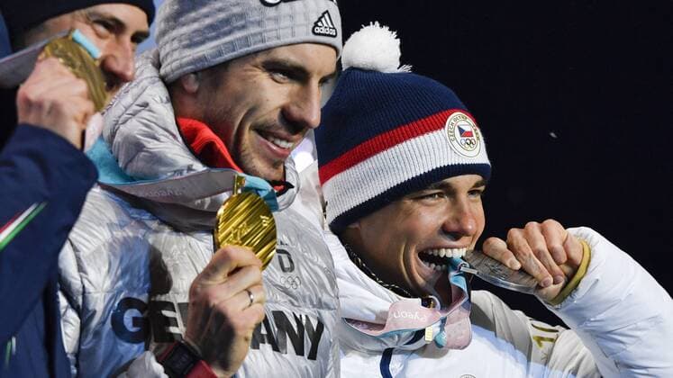 Bilder des Tages - SPORT Men s 10-kilometer biathlon sprint medalists from right, the Czech Republic s Michal Krcmar, silver, Germany s Arnd Peiffer, gold, and Italy s Dominik Windisch, bronze, pose during their medals ceremony at the 2018 Winter Olympics in Pyeongchang, South Korea, February 13, 2018. (CTKxPhoto MichalxKamaryt) CTKPhotoP201802130586001 kmt 6