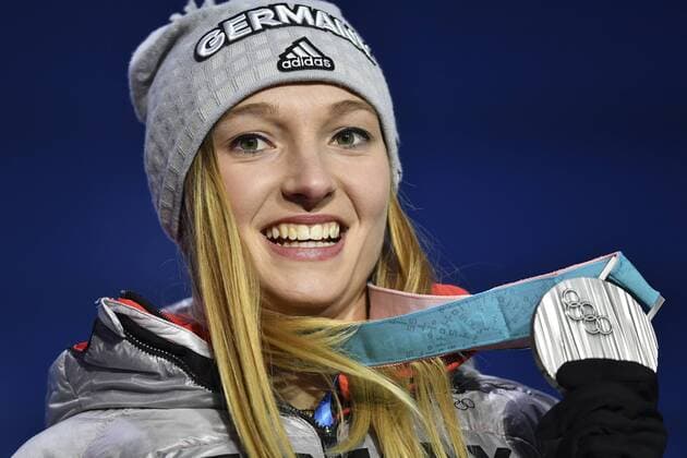 Themen der Woche - SPORT Bilder des Tages - SPORT Katharina ALTHAUS (GER), mit Silbermedaille,Medaille. 2. Platz, Silber, Silbermedaille, Silbermedaillengewinnerin, Jubel, jubelt, Freude, Begeisterung, Emotion, jubeln, cheers, Skispringen, Skisprung Frauen, Skijumping women Siegerehrung, Victory Ceremony, PyeongChang Olympic Medals Plaza am 13.02.2018. Olympische Winterspiele 2018, vom 09.02. - 25.02.2018 in PyeongChang Suedkorea. Â