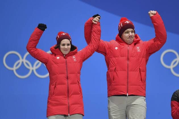 Team Schweiz, SUI, mit Jenny PERRET und Martin RIOS, 2. Platz, Silber, Silbermedaille, Silbermedaillengewinner, Curling Mixed Doubles, Xurling, gemischtes Doppel, Jubel, jubelt, Freude, Begeisterung, Emotion, jubeln, cheers, Siegerehrung, Victory Ceremony, PyeongChang Olympic Medals Plaza am 14.02.2018. Olympische Winterspiele 2018, vom 09.02. - 25.02.2018 in PyeongChang Suedkorea. Â