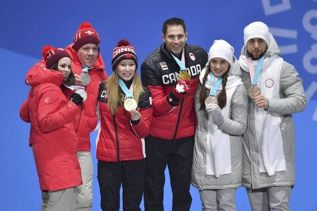 von links: Team Schweiz, SUI, mit Jenny PERRET und Martin RIOS, 2. Platz, Silber, Silbermedaille, Silbermedaillengewinner, Team CAN, Kanada mit John MORRIS und Kaitlyn LAWES, 1. Platz, Goldmedaillengewinner, Gold, Goldmedaille, Olympiasieger, Team OAR RUS, mit Anastasia BRYZGALOVA und Alexandr KRUSHELNITCKII, 3. Platz, Bronze, Bronzemedaille, Bronzemedaillengewinner, Curling Mixed Doubles, Xurling, gemischtes Doppel, Jubel, jubelt, Freude, Begeisterung, Emotion, jubeln, cheers, Siegerehrung, Victory Ceremony, PyeongChang Olympic Medals Plaza am 14.02.2018. Olympische Winterspiele 2018, vom 09.02. - 25.02.2018 in PyeongChang Suedkorea. Â