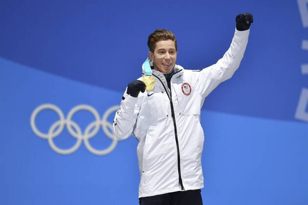 Shaun WHITE, USA, 1. Platz, Goldmedaillengewinner, Gold, Goldmedaille, Olympiasieger, Sbowboard Halfpipe, mit Goldmedaille, Medaille, Olympic Champion, Olympiasieger, Jubel, jubelt, Freude, Begeisterung, Emotion, jubeln, cheers, Siegerehrung, Victory Ceremony, PyeongChang Olympic Medals Plaza am 14.02.2018. Olympische Winterspiele 2018, vom 09.02. - 25.02.2018 in PyeongChang Suedkorea. Â