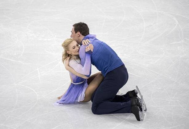 Jubel Aljona SAVCHENKO Bruno MASSOT, Deutschland, sitzen auf dem Eis, 1.Platz, Sieger, Olympiasieger, Olympiasiegerin, Eiskunstlaufen Paare Kuer, Pair Skating Free Skating, am 15.02.2018 Olympische Winterspiele 2018, vom 09.02. - 25.02.2018 in PyeongChang Suedkorea. Â
