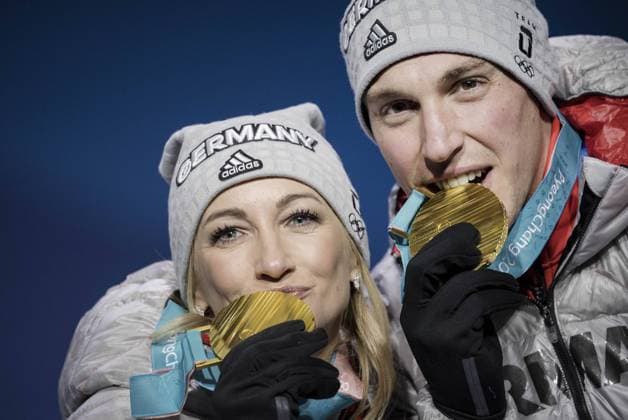 Themen der Woche - SPORT Aljona SAVCHENKO Bruno MASSOT, Deutschland, 1.Platz, Sieger, Olympiasieger, Olympiasiegerin, kuessen ihre Medaillen, 1. Platz, Goldmedaillengewinner, Gold, Goldmedaille, Olympiasieger, Jubel, jubelt, Freude, Begeisterung, Emotion, jubeln, cheers, Eiskunstlaufen Paare, Pair Skating, Siegerehrung, Victory Ceremony, PyeongChang Olympic Medals Plaza am 15.02.2018. Olympische Winterspiele 2018, vom 09.02. - 25.02.2018 in PyeongChang Suedkorea.