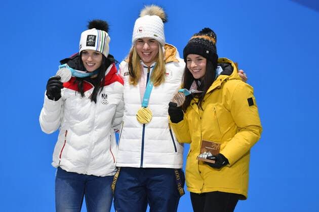 von links: Anna FEITH, AUT, 2. Platz, Silber, Silbermedaille, Silbermedaillengewinnerin, Ester LEDECKA, CZE, 1. Platz, Goldmedaillengewinnerin, Gold, Goldmedaille, Olympiasiegerin, Tina WEIRATHER, LIE, 3. Platz, Bronze, Bronzemedaille, Bronzemedaillengewinnerin, Jubel, jubelt, Freude, Begeisterung, Emotion, jubeln, cheers, Ski Alpin, Alpine Skiing Ladies Super G. Siegerehrung, Victory Ceremony, PyeongChang Olympic Medals Plaza am 17.02.2018. Olympische Winterspiele 2018, vom 09.02. - 25.02.2018 in PyeongChang Suedkorea.