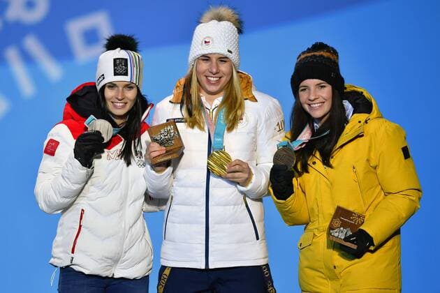 von links: Anna FEITH, AUT, 2. Platz, Silber, Silbermedaille, Silbermedaillengewinnerin, Ester LEDECKA, CZE, 1. Platz, Goldmedaillengewinnerin, Gold, Goldmedaille, Olympiasiegerin, Tina WEIRATHER, LIE, 3. Platz, Bronze, Bronzemedaille, Bronzemedaillengewinnerin, Jubel, jubelt, Freude, Begeisterung, Emotion, jubeln, cheers, Ski Alpin, Alpine Skiing Ladies Super G. Siegerehrung, Victory Ceremony, PyeongChang Olympic Medals Plaza am 17.02.2018. Olympische Winterspiele 2018, vom 09.02. - 25.02.2018 in PyeongChang Suedkorea.