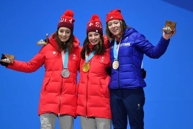 von links: Mathilde GREMAUD, SUI, 2. Platz, Silber, Silbermedaille, Silbermedaillengewinnerin, Sarah HOEFFLIN, SUI, 1. Platz, Goldmedaillengewinnerin, Gold, Goldmedaille, Olympiasiegerin, Isabel ATKIN, GBR, 3. Platz, Bronze, Bronzemedaille, Bronzemedaillengewinnerin, Jubel, jubelt, Freude, Begeisterung, Emotion, jubeln, cheers, Freestyle Skiing Ladies Slopestyle. Siegerehrung, Victory Ceremony, PyeongChang Olympic Medals Plaza am 16.02.2018. Olympische Winterspiele 2018, vom 09.02. - 25.02.2018 in PyeongChang Suedkorea.