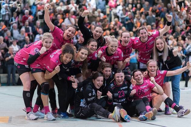 Themen der Woche - SPORT Bilder des Tages - SPORT Manschaft Metzingen Jubel, Siegesjubel, Jubelbild, Freude, Sieg,, TusSies Metzingen gegen Neckarsulmer SU, Handball, 1. Bundesliga, Frauen, 17.02.2018, Metzingen Copyright: xEIBNER WolfgangxFrankx EP_WFK